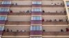 Les résidents confinés du quartier Hillbrow du centre-ville de Johannesburg sur leurs balcons le 27 mars 2020.