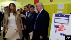 Melania Trump, agoch, ak mari li kandida Repibliken pou prezidan Donald Trump nan moman yo te fin vote nan New York. 8 Nov. 2016,