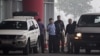中国过去海外追讨的成果之一，2011年7月23日赖昌星被遣返中国，押送他的加拿大警官(右中)在北京国际机场与中国警官交谈。