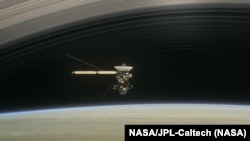 미국 나사가 발사한 무인우주탐사선 '카시니' 호가 토성 주변을 비행하는 상상도.