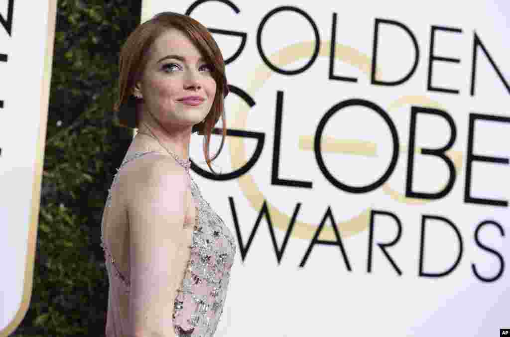 Emma Stone tiba di tempat penyelenggaraan Golden Globe Awards ke-74 di Beverly Hilton Hotel (8/1) di Beverly Hills, California. (Jordan Strauss/Invision/AP)