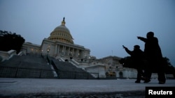 Dos peatones caminan cerca del capitolio en Washington. 