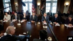 Barack Obama preside la primera reunión de su gabinete con los nuevos secretarios de Defensa y del Tesoro.