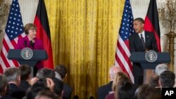 Konferans de près Prezidan Barack Obama (adwat) ak Chanselye Almay la, Angela Merkel, sou sitiyasyon an nan Ikrèn. (Foto: AP/Evan Vucci -- Lendi 9 fevriye 2015 la). 