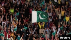 پاکستان سپر لیگ کے موقع پر اسٹیڈیم میں کرکٹ کے پرستاروں کا جوش و خروش ۔ فائل فوٹو