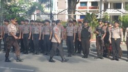 Waka Polda Sulteng Brigjend Nurwindiyanto memeriksa pasukan dalam kegiatan gelar apel pasukan Operasi Lilin Tinombala 2019 di depan Mapolda Sulteng, 18 Desember 2019. (Foto: VOA/Yoanes Litha)