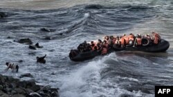 Des réfugiés tentent d'atteindre l'île grecque de Lesbos, le 30 octobre 2015. (AFP PHOTO / ARIS MESSINIS)