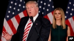 Donald Trump et sa fille Ivanka, lors d'un discours sur la garde des enfants, le 13 septembre 2016, à Aston, Pennsilvanie, USA. (AP Photo/Evan Vucci)