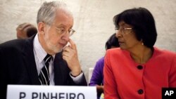 Ketua panel independen penyelidik PBB, Paulo Pinheiro berbicara dengan Komisaris Tinggi HAM PBB Navi Pillay sebelum menyampaikan laporan soal HAM Suriah dalam pertemuan di Jenewa (17/9). 