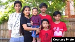 រូបឯកសារ៖ ភរិយាលោក កែម ឡី អ្នកស្រី ប៊ូ រចនា និងកូនៗ បន្ទាប់ពីបានទៅដល់ប្រទេសអូស្រ្តាលី ក្រោយពីទទួលបានសិទ្ធិជ្រកកោន។ (ទំព័រ​ហ្វេសប៊ុក SK Media Inc.)