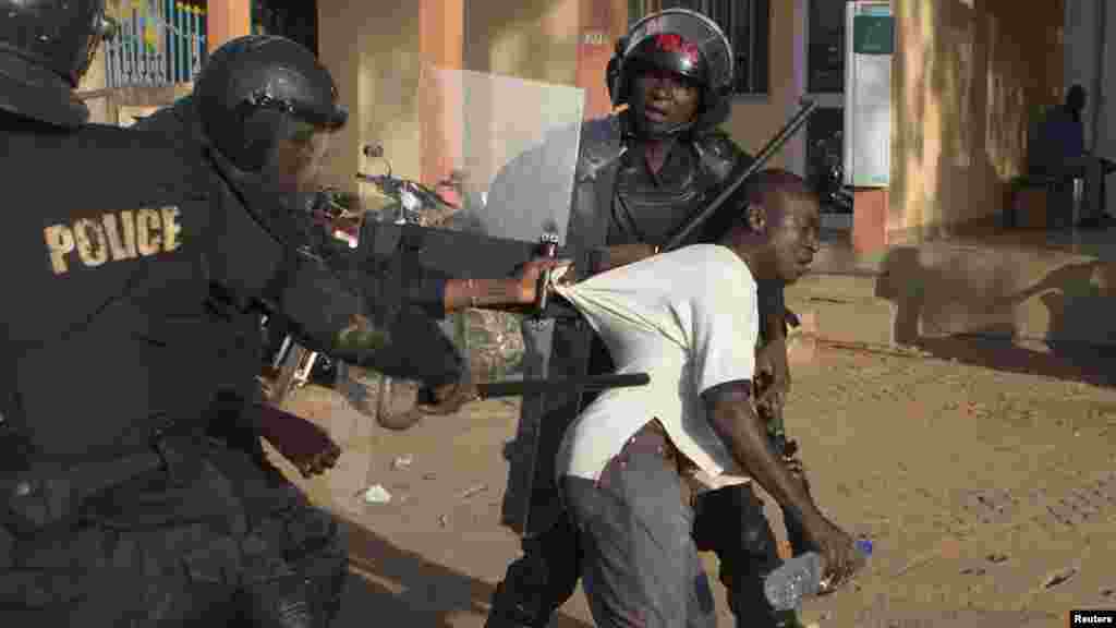 Polisi menangkap seorang pemrotes anti pemerintah di Ouagadougou, ibukota Burkina Faso (30/10). 