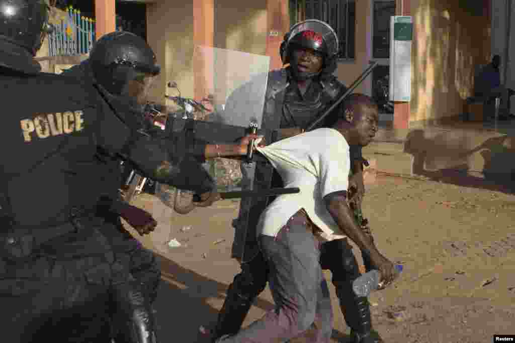 Une vague des manifestations dont le point le culminant était l&rsquo;incendie du parlement jeudi le 30 octobre 2014, au Burkina Faso, a contraint le président Blaise Compaoré à la démission vendredi 31 octobre 2014 après 27 années de règne. 