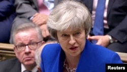 PM Inggris Theresa May berbicara di depan parlemen Inggris setelah lolos dari Mosi Tidak Percaya di London, Rabu (16/1). 