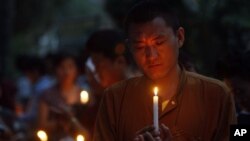 Tibetan exiles hold candlelight vigil for those who have recently self-immolated, Dharmsala, India, May 31, 2012.