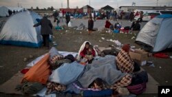 Afg'onistonlik qochqinlar Avstriya-Vengriya chegarasida 
