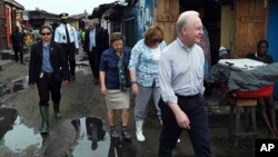 Menteri Kesehatan AS, Tom Price mengunjungi kawasan pemukiman kumuh di Monrovia, Liberia, Kamis (18/5).