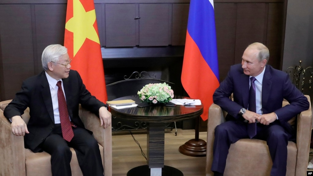 Tổng bí thư Nguyễn Phú Trọng được Tổng thống Nga Vladimir Putin tiếp đón tại Khu nghỉ dưỡng Biển Đen ở Sochi của Nga ngày 16/9/2018. Sau hai lần bỏ phiếu trắng, Việt Nam quyết định chống lại việc đình chỉ Nga khỏi Hội đồng Nhân quyền LHQ trong cuộc bỏ phiếu hôm 7/4 ở New York.