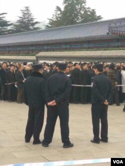 悼念者排队向胡耀邦遗孀李昭致哀(2017年3月17日)