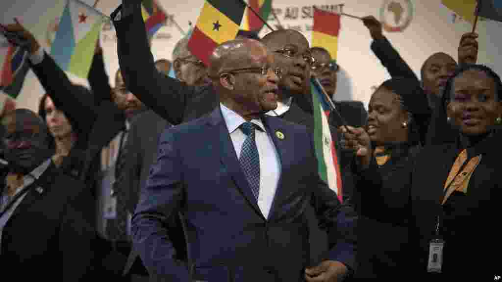 Le président sud-africain Jacob Zuma, au centre, au milieu des délégués à la session d&#39;ouverture du sommet de l&#39;UA à Johannesburg, &nbsp;dimanche 14 Juin 2015.