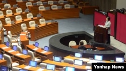 더불어민주당 유승희 의원이 24일 여의도 국회 본회의장에서 테러방지법의 본회의 의결을 막기 위한 무제한 토론을 이어가고 있다.