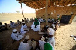 Seorang syekh membantu murid-muridnya membaca Al-Qur'an di Khalwa di wilayah Dalanj, Negara Bagian Kordofan Selatan, 4 Mei 2011.