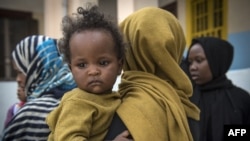 Pengungsi Sudan yang melarikan diri dari bentrokan di Tripoli, beristirahat di sebuah sekolah di ibukota Libya, 24 April 2019. 