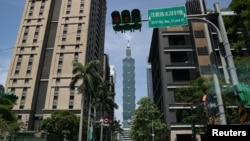 Jalan kosong dengan pemandangan gedung landmark Taiwan Taipei 101 menyusul lonjakan infeksi COVID-19 di Taipei, Taiwan 20 Mei 2021. (Foto: REUTERS/Ann Wang)