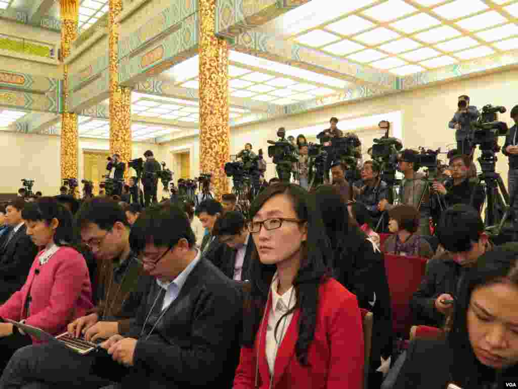 报道中国2015两会的中外记者。（美国之音东方拍摄）