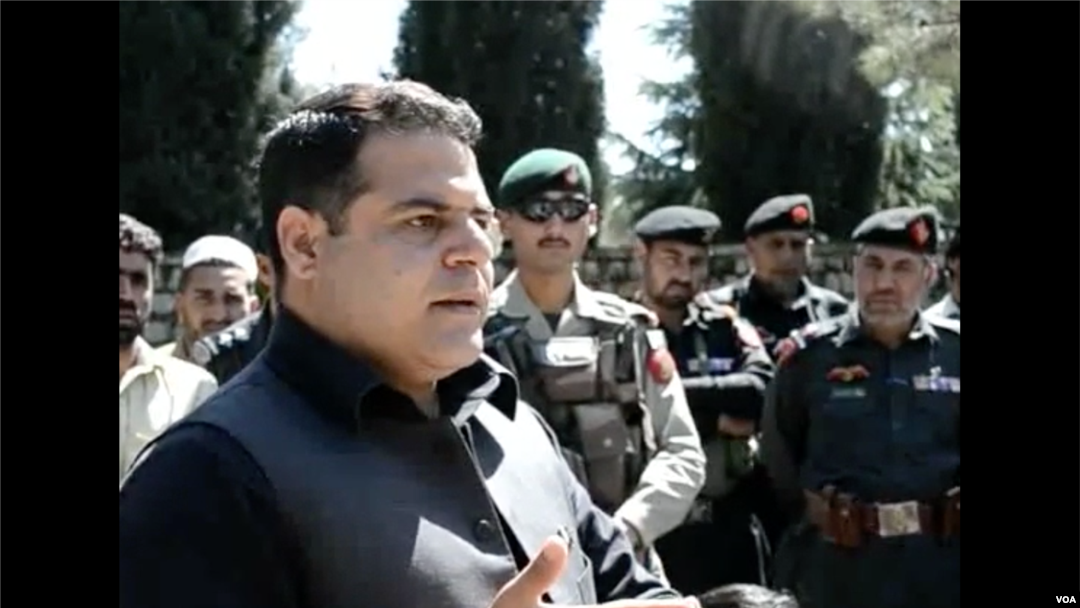 د پولېټکل ایجنټ وینا په سوشل میډیا باندې په زرګونو خلکو لیدلی. په ویډیو کې لیدل کیږي چې پولېټکل ایجنټ له ډیره سوخته ناستو خلکو ته ګوتې څنډوي.