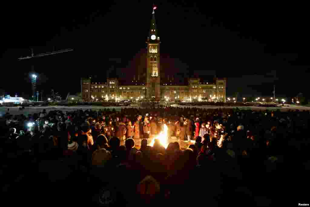 روشن کردن شمع و ادای احترام مردم شهر اتاوای کانادا برای قربانیان حمله به مسجد در شهر کِبک.