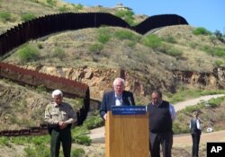ຜູ້ລົງແຂ່ງຂັນເອົາຕຳແໜ່ງປະທານາທິບໍດີ ສັງກັດພັກເດໂມແຄຣັດ ທ່ານ Bernie Sanders ຈັດກອງປະຊຸມຖະແຫຼງຂ່າວ ຢູ່ໃກ້ກັບເຂດຊາຍແດນ ສາກົນ ສະຫະລັດ ແລະ ເມັກຊິໂກ ທີ່ເມືອງ Nogales ລັດ Arizona, 19 ມີນາ 2016.