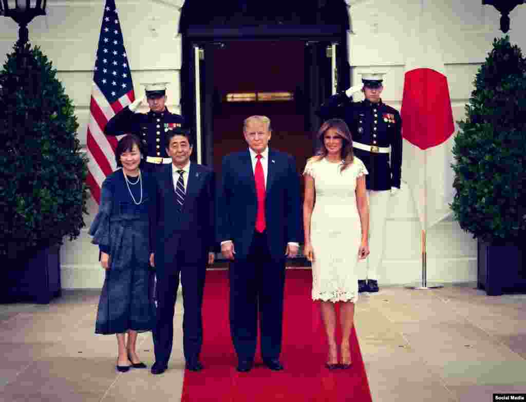 ملانیا ترامپ، بانوی اول آمریکا، جمعه ۶ اردیبهشت همزمان با سالگرد تولد خود با انتشار این عکس نوشت که در این روز میزبان نخست وزیر ژاپن و همسرش بود.