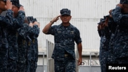 미국의 새 태령양사령관으로 지명된 해리 해리스 태평양함대사령관이 지난 1월 싱가포르에서 임무 중인 미 해군 구축함 스프루어스 호를 방문했다. (자료사진)