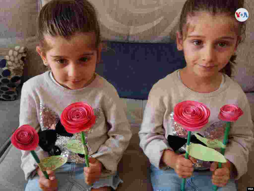 En este Sant Jordi celebrado en cuarentena, los niños han aprovechado para hacer manualidades relacionadas con la festividad. [Foto: Cortesía de Cristina Mansilla]