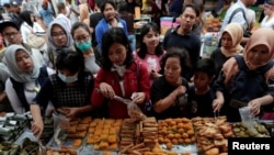 Orang-orang membeli makanan untuk berbuka puasa di Jakarta.