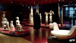 Un homme visite le musée du quai Branly - Jacques Chirac où 300.000 œuvres originaires d'Afrique, du Moyen-Orient, d'Asie, d'Océanie et des Amériques sont exposées, à Paris, le 15 mars 2018. 