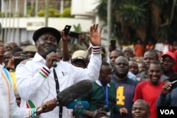 Former prime minister and opposition leader Raila Odinga addresses demonstrators in Nairobi, Kenya. (M. Yusuf/VOA)