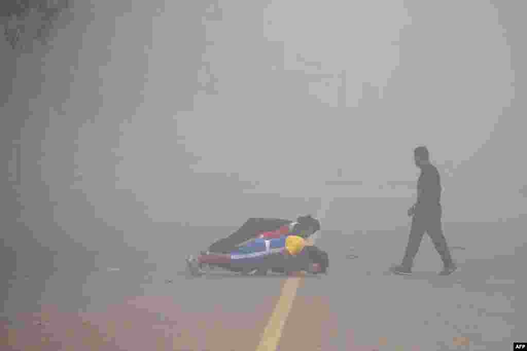 Indian fitness enthusiasts work out amid heavy smog near India Gate in New Delhi.