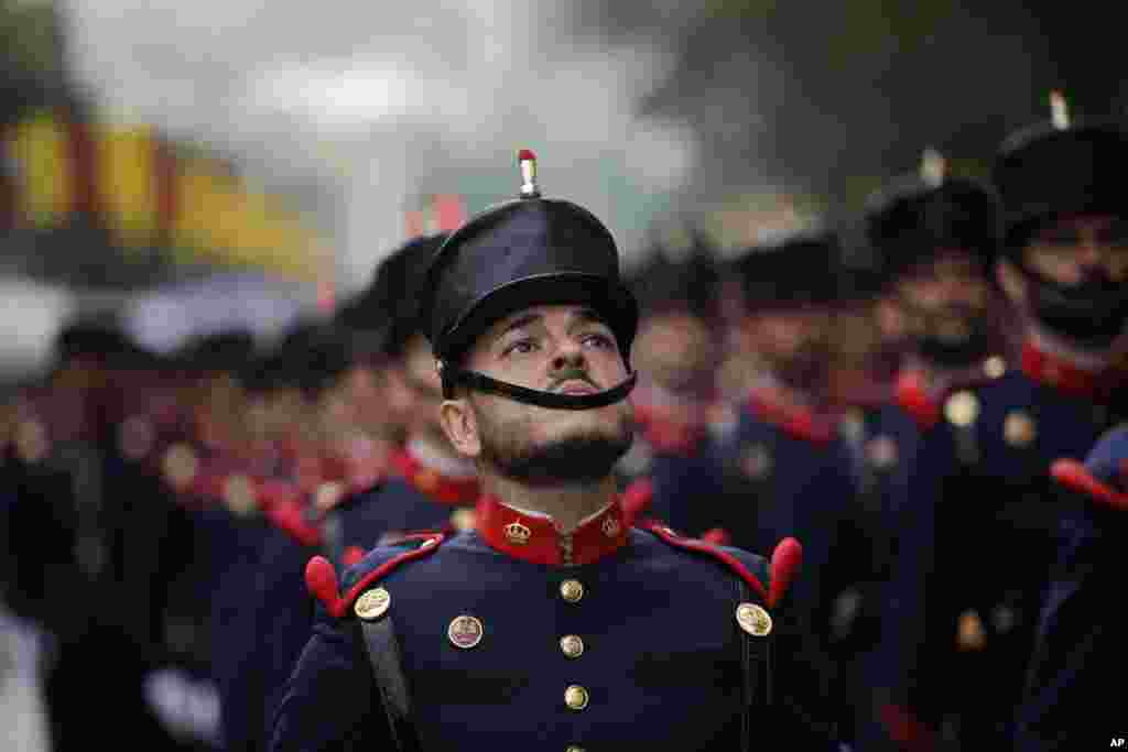 رژه نظامی در مادرید در جشن روز ملی&zwnj; اسپانیا.
