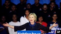 Kandidat capres AS dari Partai Demokrat Hillary Clinton saat berkampanye di Clark Atlanta University, 30 Oktober 2015, di Atlanta, Georgia.