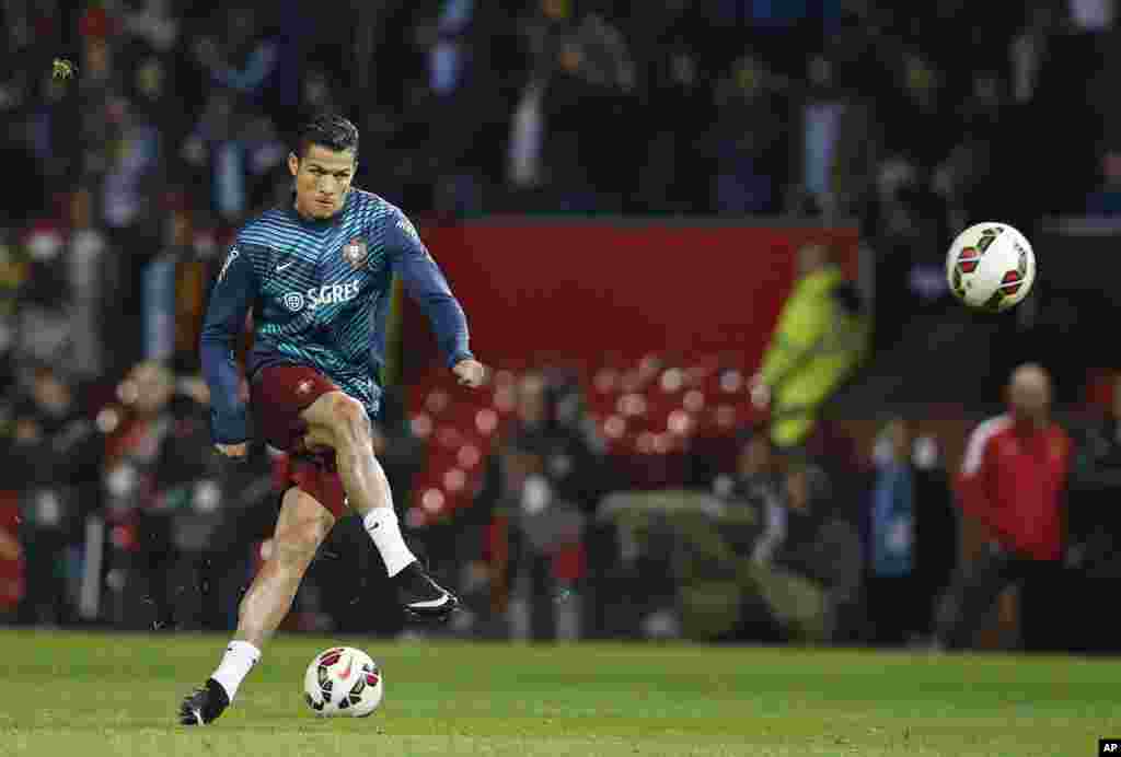 Cristiano Ronaldo du Portugal botte le ballon lors d&#39;une séance d&#39;échauffement avant le match de football international amical contre l&#39;Argentine au stade d&#39;Old Trafford, Manchester, en Angleterre, mardi 18 novembre 2014.