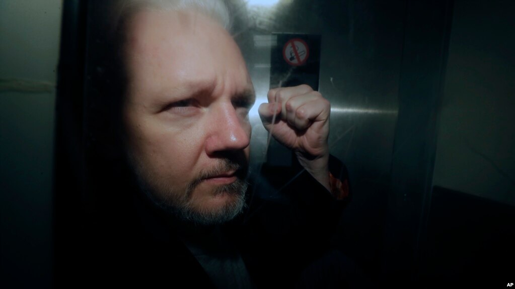 El fundador de WikiLeaks, Julian Assange, fue sacado de la corte, donde apareciÃ³ acusado de haber saltado la fianza britÃ¡nica hace siete aÃ±os, en Londres, el miÃ©rcoles 1 de mayo de 2019. 