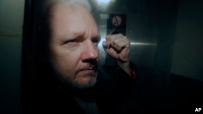 Ông Julian Assange ra tòa hôm 1/5/2019.