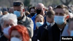 Arhiva - Ljudi sa zaštitnim maskama na licu čekaju u redu za vakcinaciju na Beogradskom sajmu u Beogradu, 27. marta 2021. (Foto: AP, Darko Vojinović)