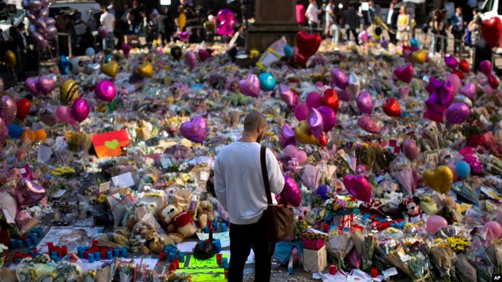 Vigils Held Across Uk For Victims Of Manchester Terror People Lay Flowers At A Memorial For The Victims St Ann S Square Near Manchester