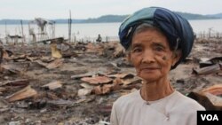 Seorang perempuan berdiri di dekat permukiman warga minoritas muslim Burma di negara bagian Rakhine yang habis dibakar oleh warga Burma (foto: November 2012).