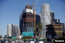 Dự án Metropolis, đang được xây dựng bởi nhà phát triển Trung Quốc Greenland, được nhìn thấy trong trung tâm thành phố Los Angeles từ đường cao tốc 110, California, Hoa Kỳ, ngày 12 tháng 11 2015.