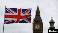 资料照：英国议会大厦与国旗