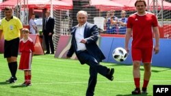 Tổng thống Putin trổ tài đá bóng tại World Cup.