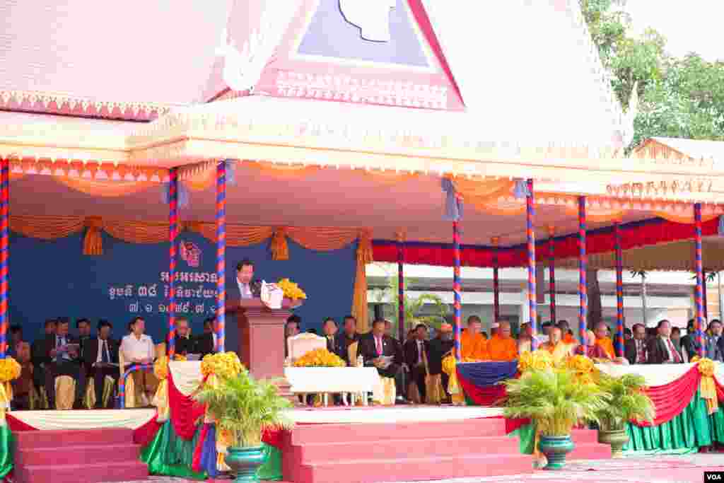 គណបក្សប្រជាជនកម្ពុជា បានប្រារព្ធពិធីរំឭកខួបថ្ងៃ៧ មករា លើកទី៣៨ នៅឯទីស្នាក់ការគណបក្សប្រជាជនកម្ពុជា ក្នុងរាជធានីភ្នំពេញ កាលពីថ្ងៃទី៧ ខែមករា ឆ្នាំ២០១៧។ (ហ៊ាន សុជាតា/ VOA)